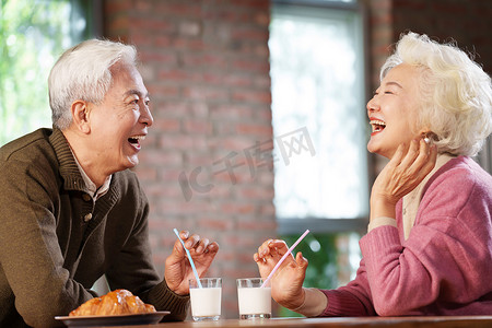 老年夫妇享用早餐