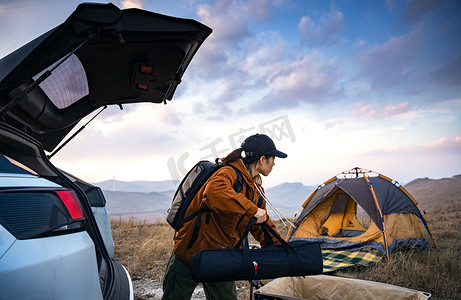 自驾的年轻女人准备露营