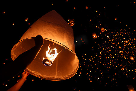 中英互译科技小报摄影照片_((中英对照(中英对照(中英对照(中英对照热气球(中英对照在泰国北部的传统新年，易鹏节和洛伊克拉通节