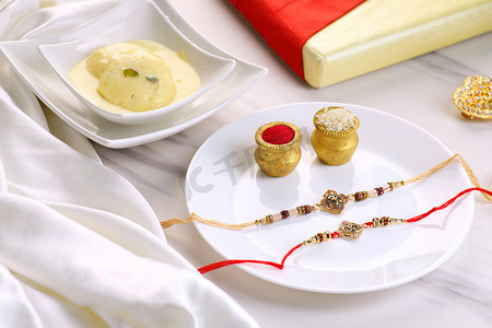 印度Raksha Bandhan节，有Rakhi 、 Sweets 、 Rice Grains 、 Kumkum和Gift 。为兄弟姐妹间的爱而庆祝的传统节日.