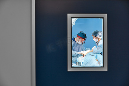 手术室设备摄影照片_手术室的门后，现代手术室的设备和医疗设备.