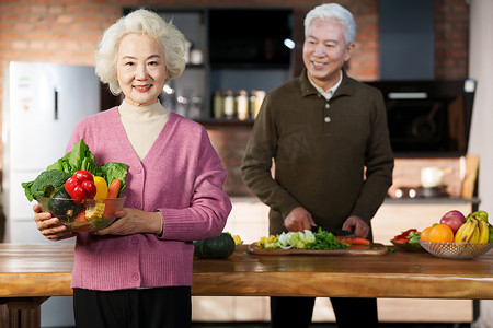 温馨美食摄影照片_老年夫妇在厨房做饭