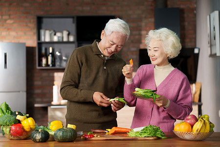 厨具摄影照片_老年夫妇在厨房做饭