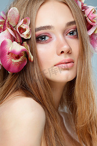 美丽的女孩上一盏灯-紫罗兰色背景与五颜六色的花，在毛、 情绪、 化妆品, 孤立