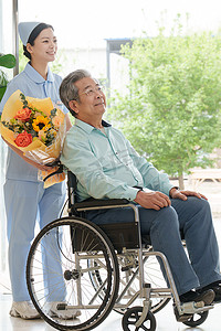 轮椅下坡摄影照片_护士推着坐在轮椅上的老人