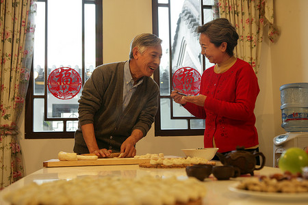 表情包春节摄影照片_中国老年夫妇春节包饺子