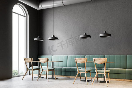 深灰色的墙壁咖啡馆内部与混凝土地板, 和木制桌椅。绿色的沙发和拱形的窗户。3d 渲染模拟