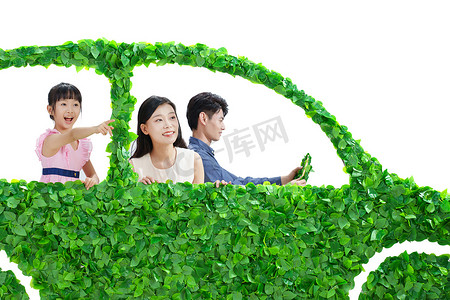 白色汽车背景摄影照片_快乐的一家人驾驶绿色环保汽车出行