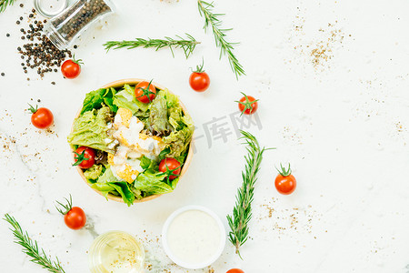 凯撒沙拉摄影照片_干净和健康的食物风格与凯撒沙拉在木碗