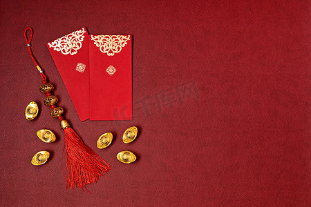 好运666摄影照片_中国新年装饰。传统的农历新年红包，纸迷和金锭，文字代表着好运，繁荣，财富。平躺在地上，俯瞰四周