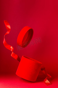 带红色丝带的飞行红色天鹅绒礼品盒，情人节，垂直，复制空间