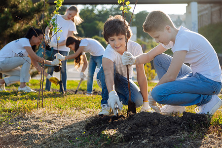 学童幼果植树