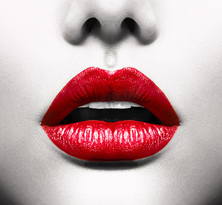 性感的嘴唇。鲜艳的红色张开嘴的概念图像