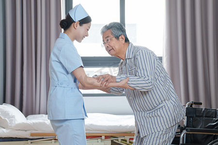 老人技术摄影照片_病房内护士照顾生病的老人