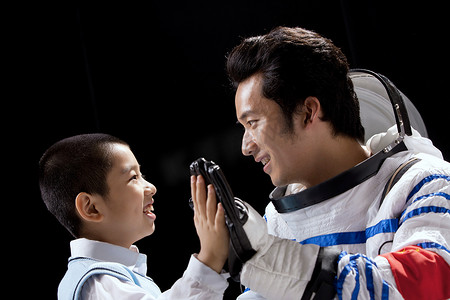 光荣的摄影照片_小男孩和宇航员手牵手
