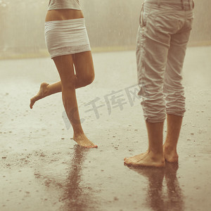 summer水纹摄影照片_A loving young couple hugging and kissing under a rain. Lovers m