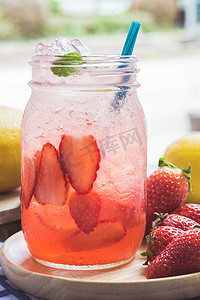 草莓汁和柠檬苏打汁与苏打水混合。添加风味改善健康的身体可以在家里做。果汁对空天或方