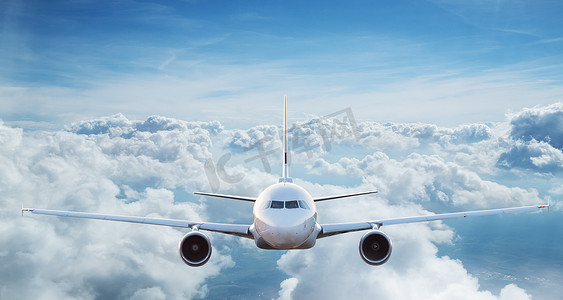 商用飞机摄影照片_商用飞机白天飞越剧烈云层.