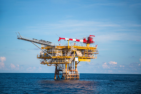生产流程图标摄影照片_在近海石油和天然气工业的生产平台. 