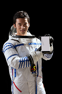 飞行员摄影照片_宇航员拿着一盒牛奶