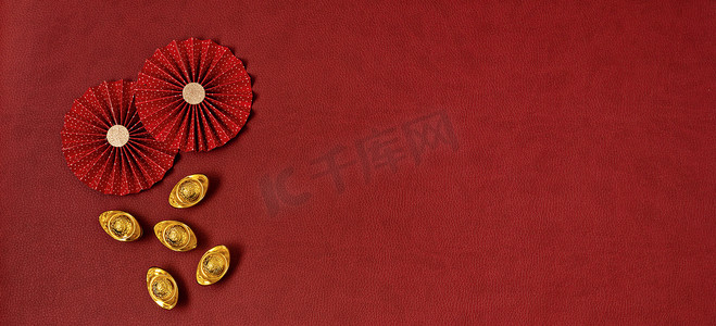 装饰文字装饰摄影照片_中国新年装饰比红色背景。传统的农历新年纸迷和金锭，文字代表着好运、繁荣、财富。平铺、俯瞰、横幅