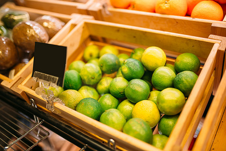 价格分类摄影照片_盒子里放着新鲜水果在食品店里, 没有人, 没有空的价格。市场产品分类