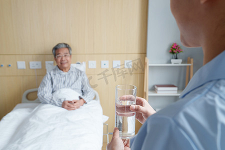 病房内护士照顾生病的老人