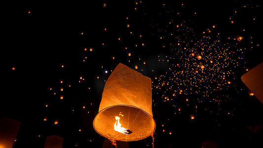 克拉通摄影照片_((中英对照(中英对照(中英对照(中英对照热气球(中英对照在泰国北部的传统新年，易鹏节和洛伊克拉通节