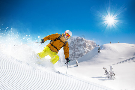 高山滑雪摄影照片_滑雪者在高山上滑行
