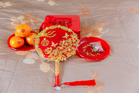烟盒双喜摄影照片_中国婚礼的配件。婚礼上，新娘的歌迷是代表善意的东西。汉文读作