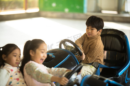 小学生在游乐场玩耍