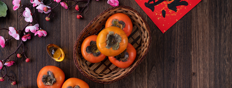 在中国农历新年水果设计理念的木桌背景上，人们可以看到新鲜甜甜的桂树和树叶，这个词的意思是祝福即将到来.