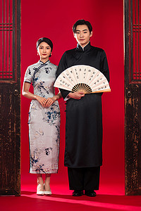穿中式服装的青年夫妇