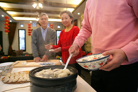 做饺子摄影照片_中国家庭做饺子