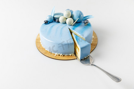 白色的砧板上的蓝色美味蛋糕