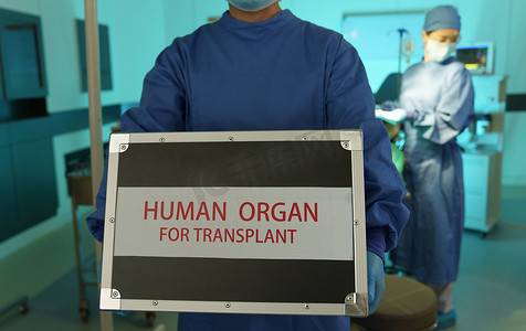 手术室内医护人员抱着供移植的人体器官