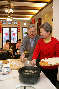 中国老年夫妇包饺子