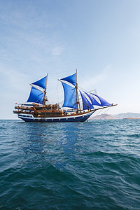 老式木制船与蓝帆