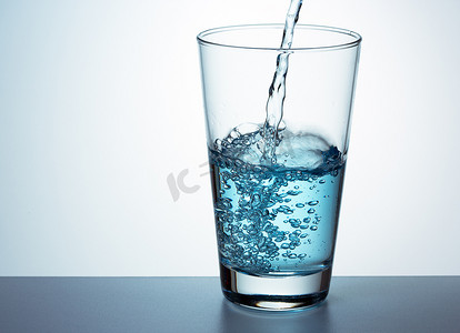 一杯新鲜的蓝水 