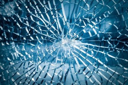 砸碎玻璃摄影照片_破碎的钢化玻璃特写