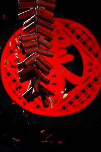 春节剪纸鞭炮摄影照片_春字和鞭炮