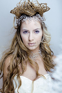 美年轻雪之女王在童话中的闪烁的头发冠在她头关闭