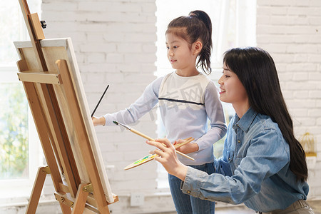 家教老师辅导小学生学习绘画