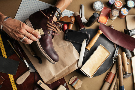 制鞋工人在他的皮革车间里手工制造靴子的特写镜头