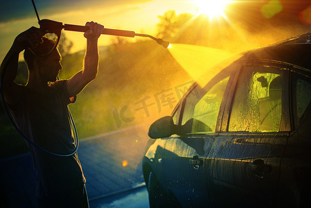 在日落时洗车