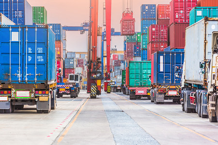 进口美妆摄影照片_货物集装箱背景的货运拖车, 进口出口业务物流.