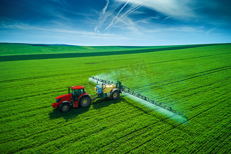 农田耕作拖拉机耕作和喷涂的空中景观 