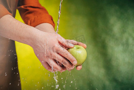异人之下摄影照片_部分观点人洗涤苹果在吹水之下在模糊的背景, 地球天概念