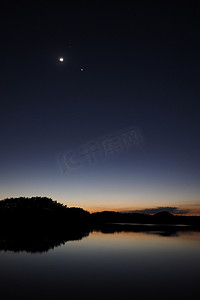 金龙腾飞图摄影照片_月亮和金星在大沼泽地的金龙斯池塘.