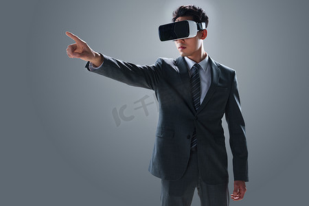 灰色商务科技摄影照片_戴VR眼镜的商务男士